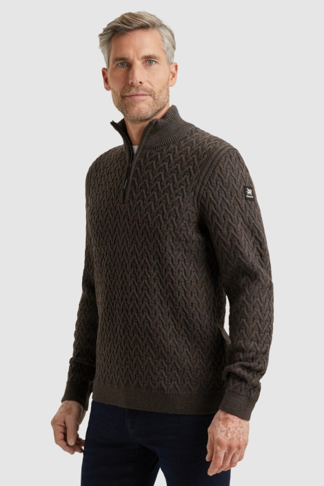 Vanguard bruine heren trui | Model zijaanzicht