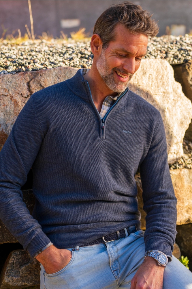 NZA blauwe heren trui | Sfeerbeeld, In situatie