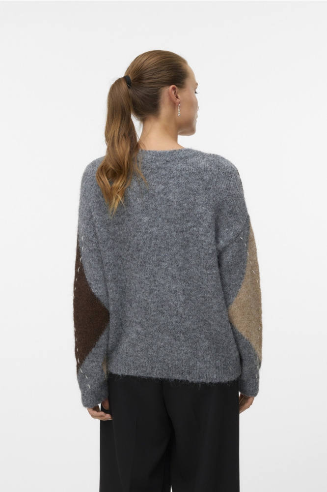 Vero Moda grijze dames trui | Model achteraanzicht