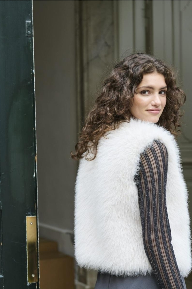 Jacqueline de Yong ecru dames gilet | Model achteraanzicht