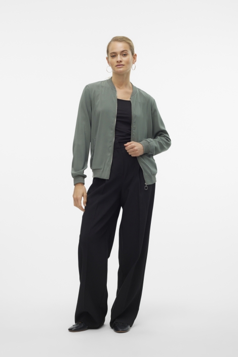 Vero Moda groene dames jas | Model vooraanzicht