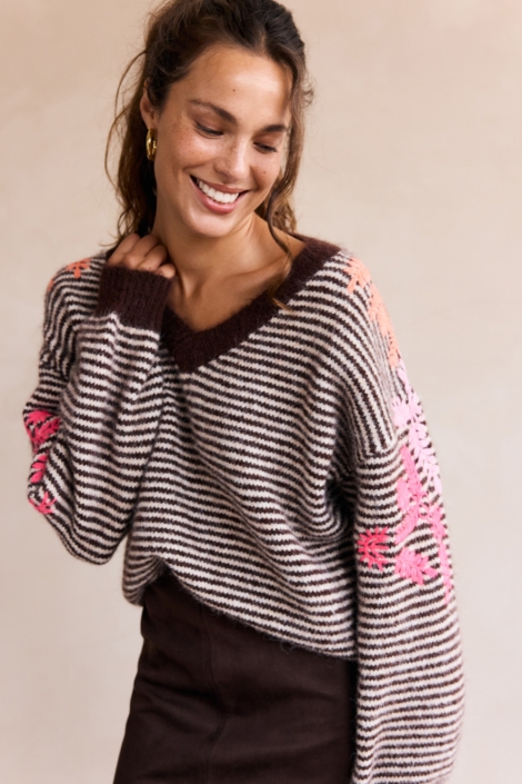 LolaLiza bruine dames trui | Model vooraanzicht