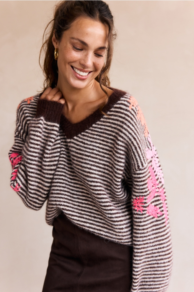 LolaLiza bruine dames trui | Model vooraanzicht