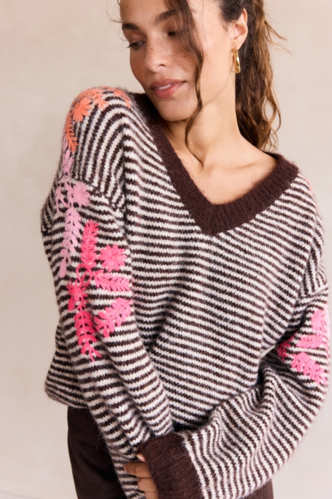 LolaLiza bruine dames trui | Model vooraanzicht