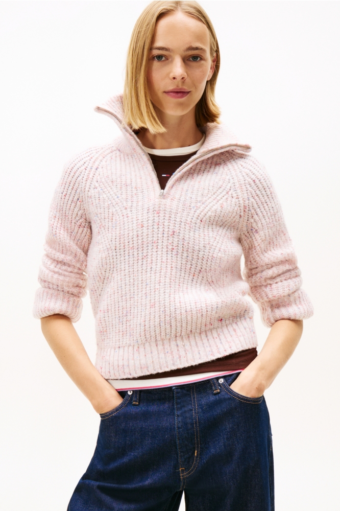 Tommy Jeans roze dames trui | Model vooraanzicht