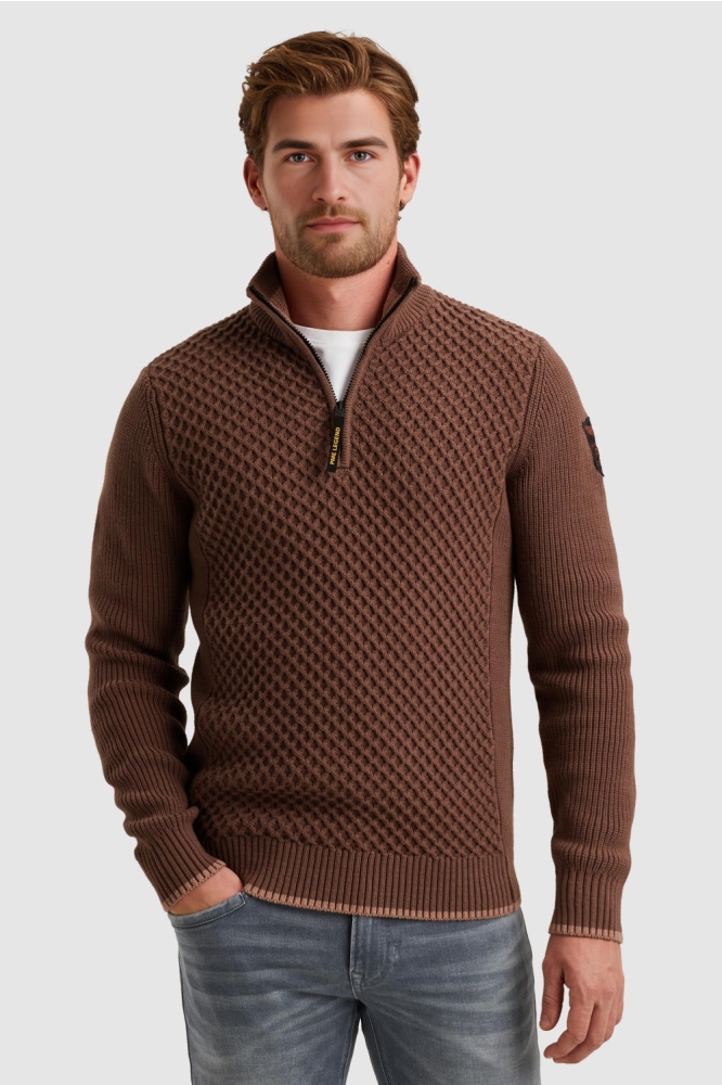 PME legend bruine heren trui | Model vooraanzicht