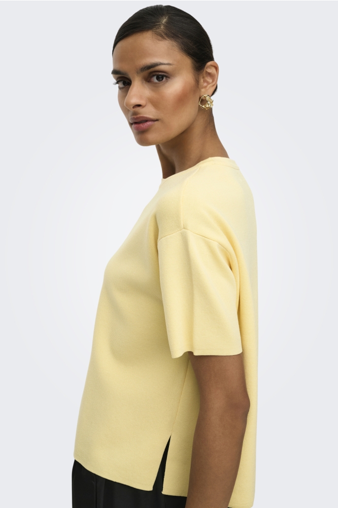 Jacqueline de Yong gele dames trui | Model zijaanzicht