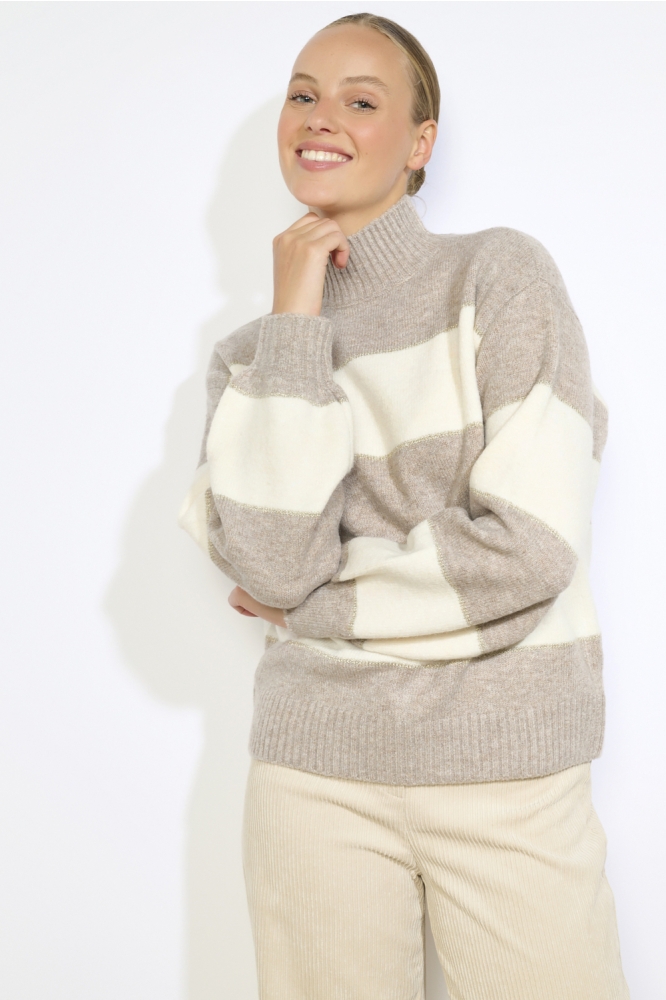 LolaLiza taupe dames trui | Model vooraanzicht