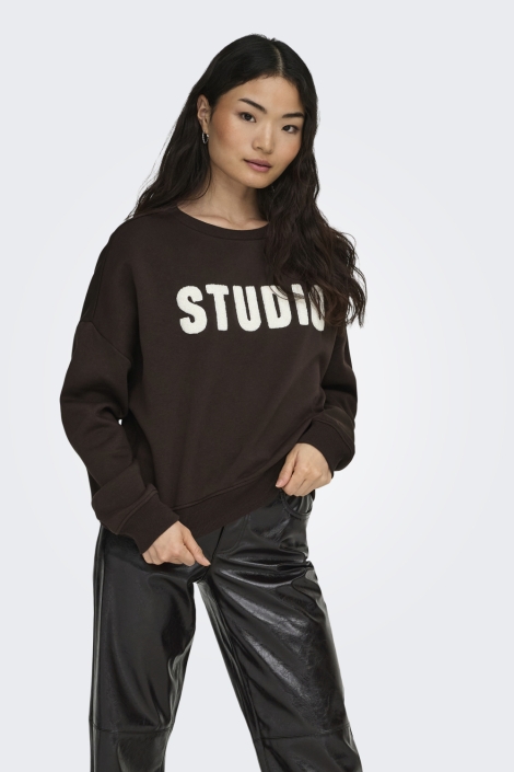 Only bruine dames sweater | Model vooraanzicht
