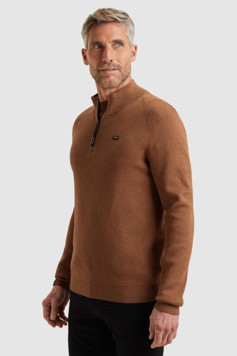 Vanguard bruine heren trui | Model zijaanzicht