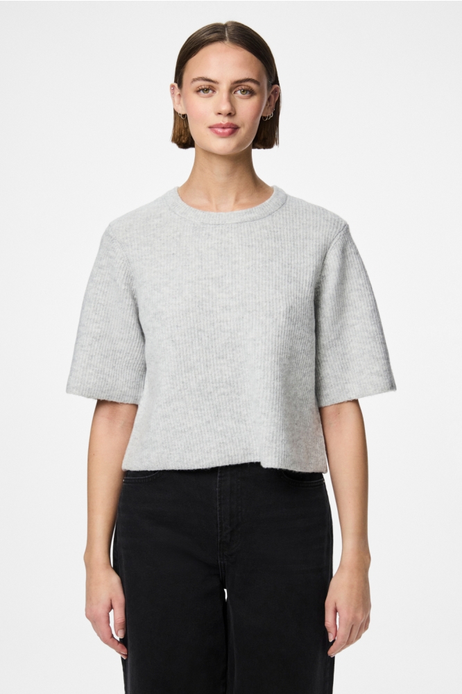 Pieces grijze dames trui | Model vooraanzicht