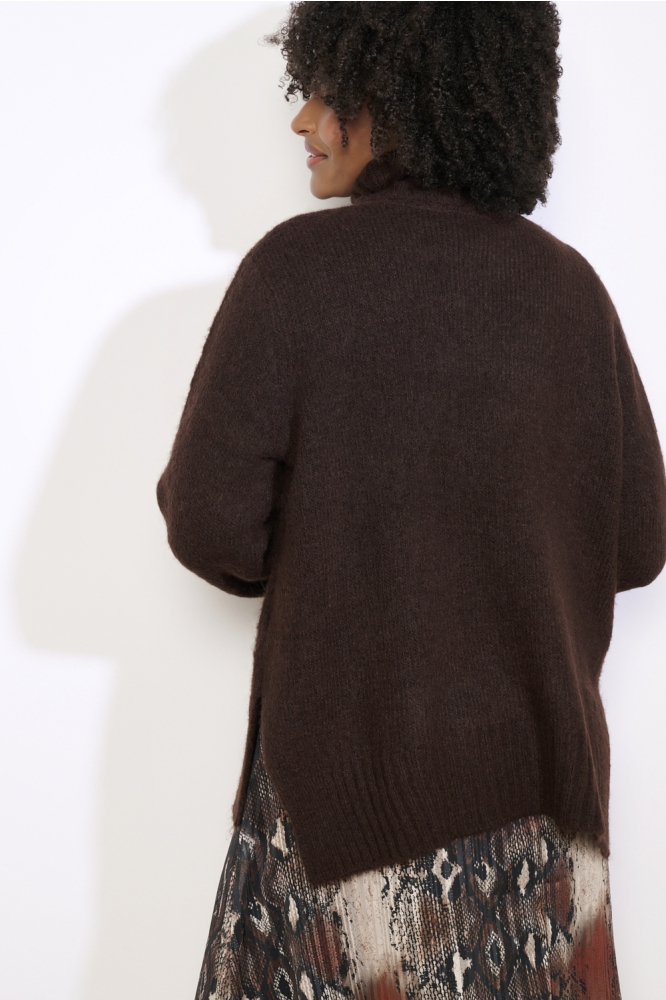 LolaLiza bruine dames trui | Model achteraanzicht