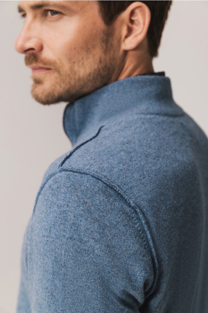 State of Art blauwe heren trui | Model zijaanzicht