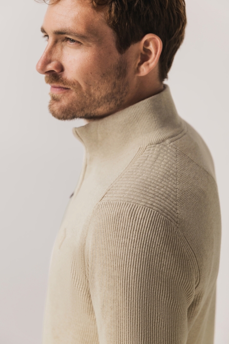 State of Art beige heren trui | Model zijaanzicht