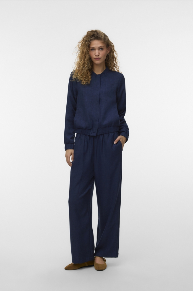 Vero Moda blauwe dames jas | Model achteraanzicht