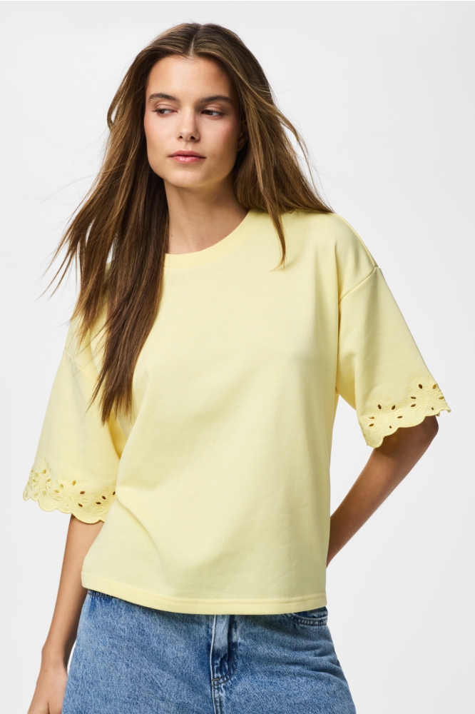 Pieces gele dames t-shirt | Model vooraanzicht
