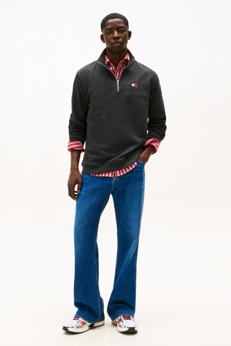 Tommy Jeans zwarte heren sweater | Model