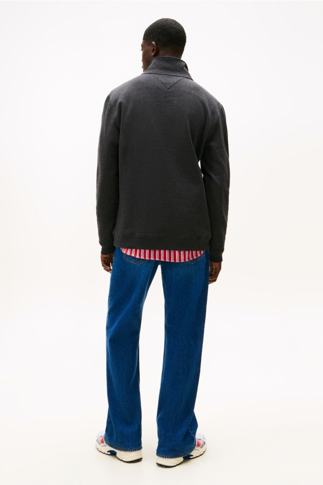 Tommy Jeans zwarte heren sweater | Model