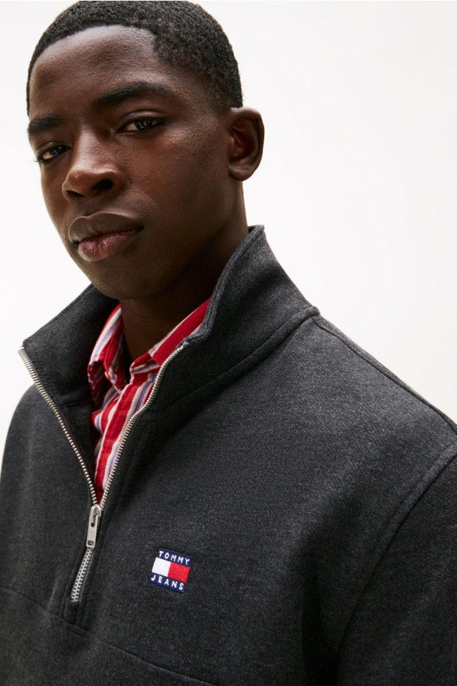 Tommy Jeans zwarte heren sweater | Model vooraanzicht