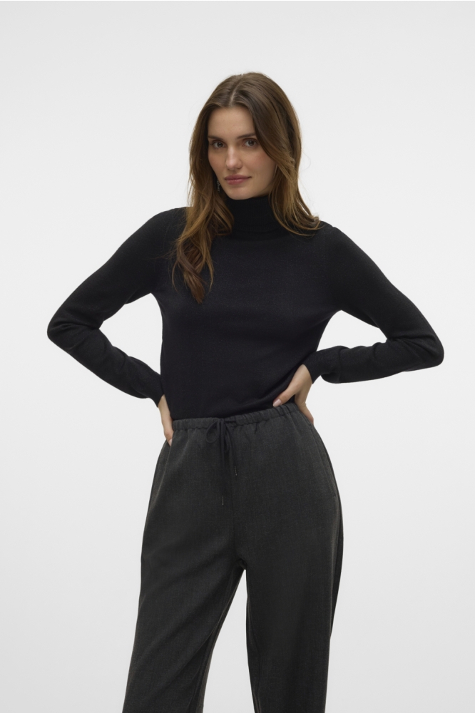 Vero Moda zwarte dames trui | Model vooraanzicht