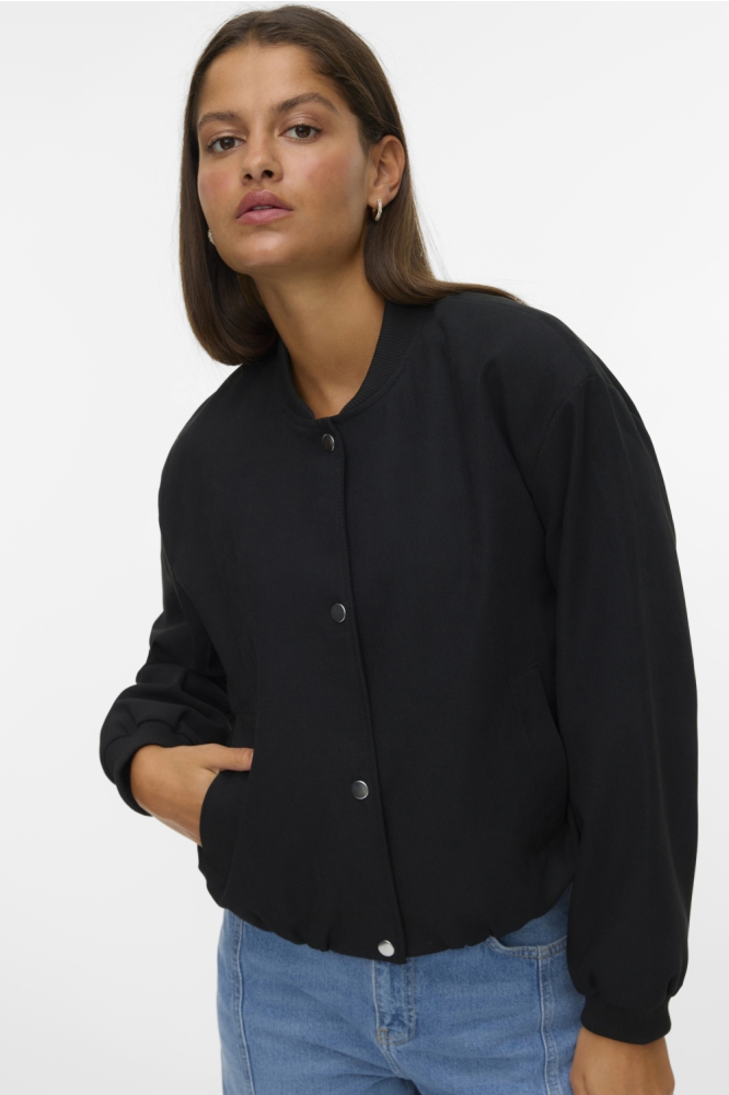 Vero Moda zwarte dames vest | Model vooraanzicht