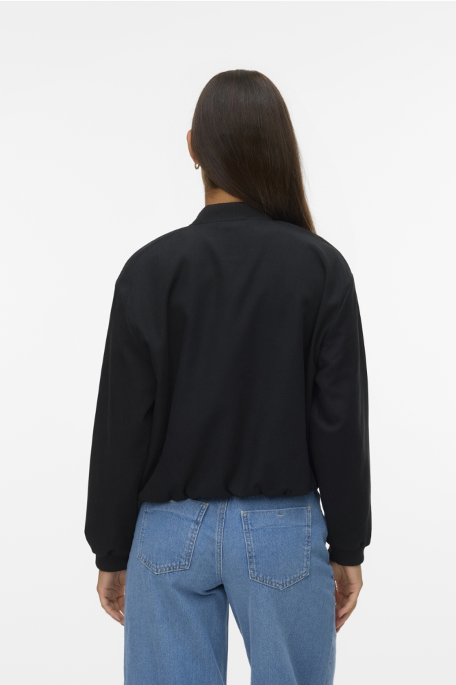 Vero Moda zwarte dames vest | Model achteraanzicht