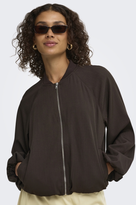 Jacqueline de Yong bruine dames jas | Model vooraanzicht