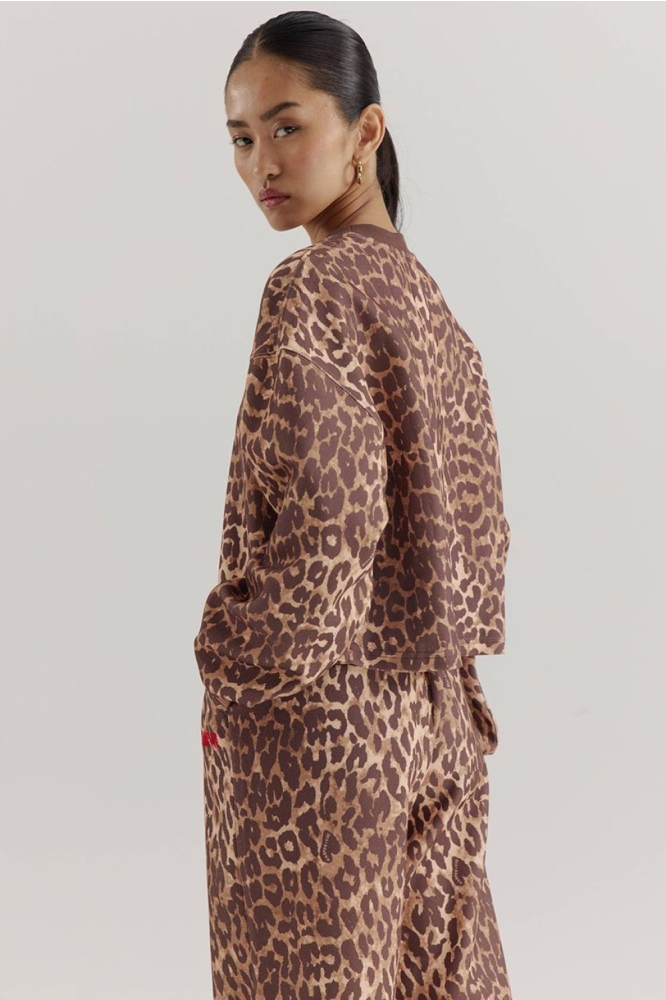 Harper & Yve camel dames sweater | Model zijaanzicht