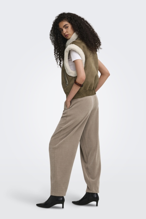 Only camel dames gilet | Model zijaanzicht