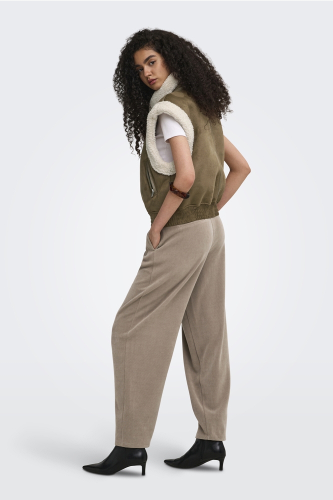 Only camel dames gilet | Model zijaanzicht
