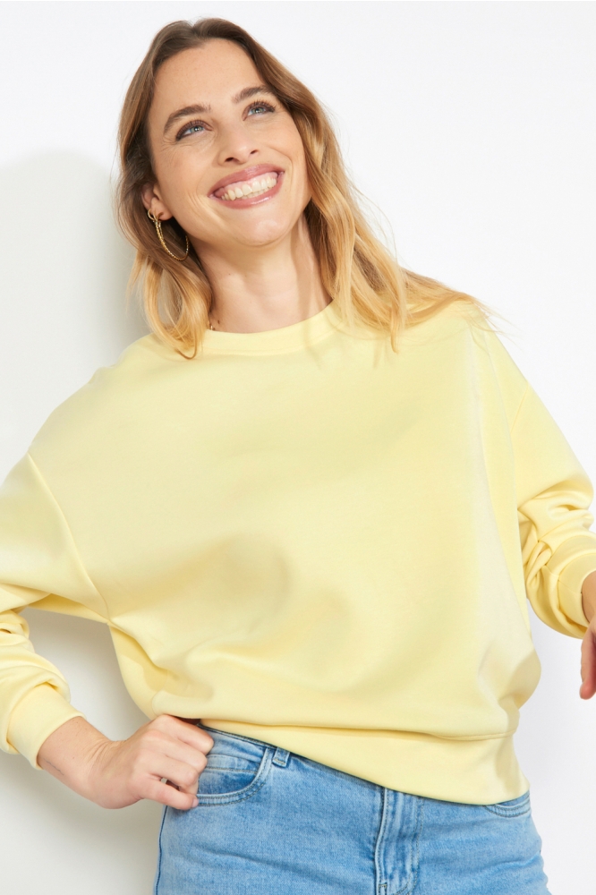 LolaLiza gele dames sweater | Model vooraanzicht