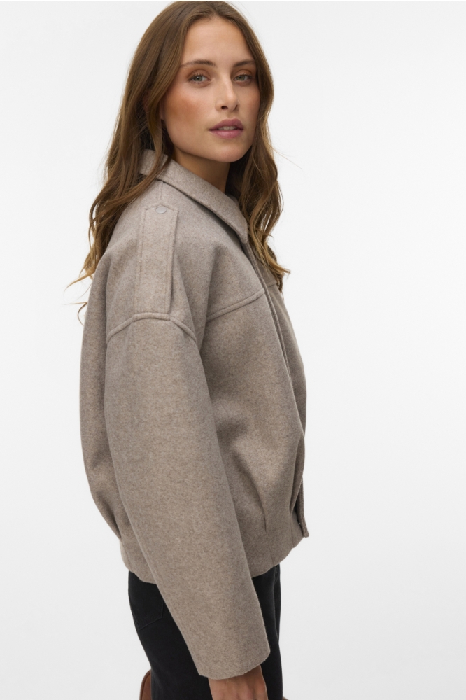 Vero Moda camel dames vest | Model zijaanzicht