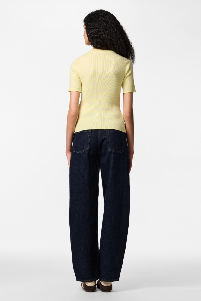 Pieces gele dames t-shirt | Model achteraanzicht