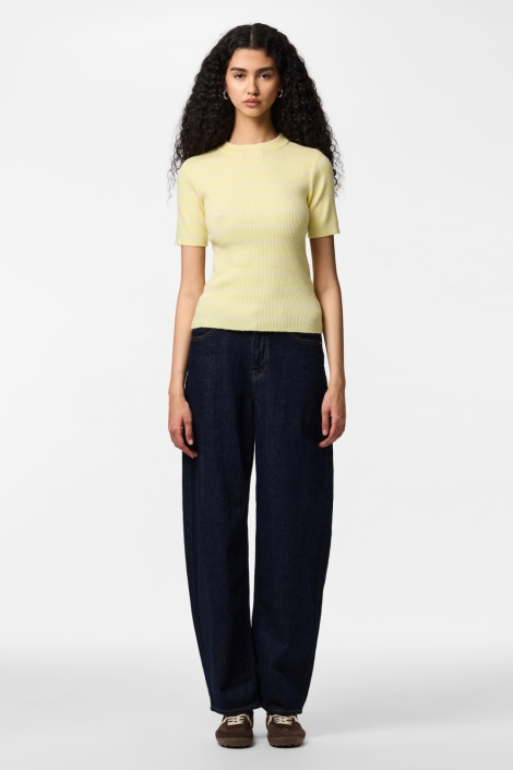 Pieces gele dames t-shirt | Model vooraanzicht