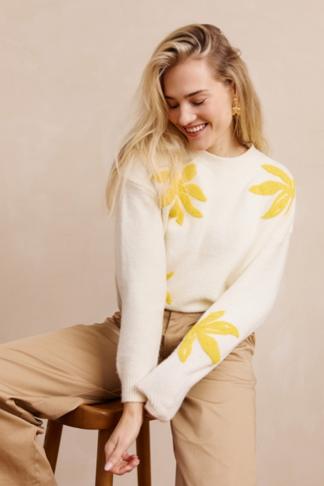 LolaLiza ecru dames trui | Sfeerbeeld, In situatie