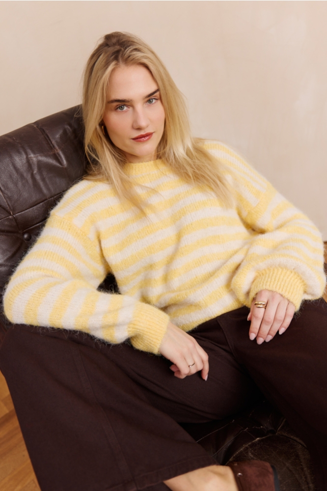 LolaLiza gele dames trui | Model vooraanzicht