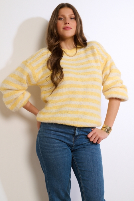 LolaLiza gele dames trui | Model vooraanzicht