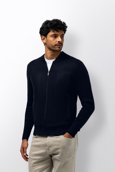 State of Art blauwe heren vest | Model vooraanzicht