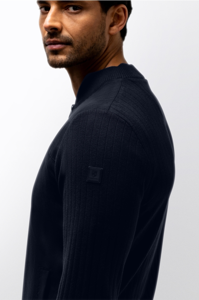 State of Art blauwe heren vest | Model zijaanzicht