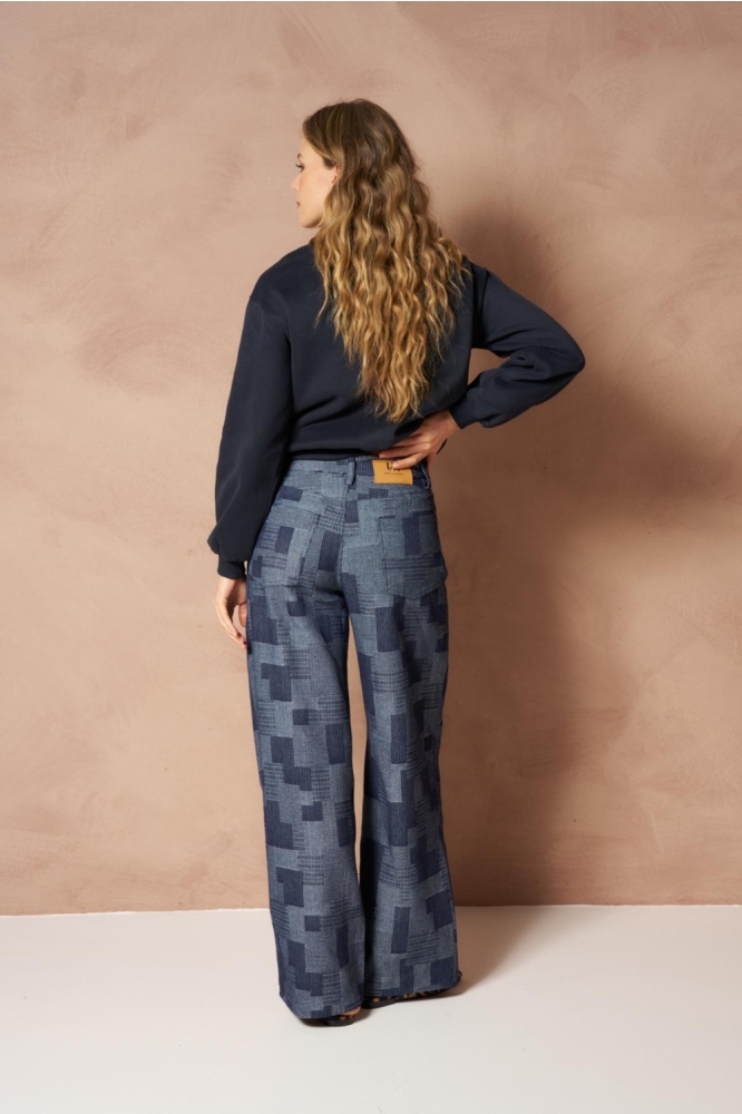 Lofty Manner blauwe dames sweater | Model achteraanzicht