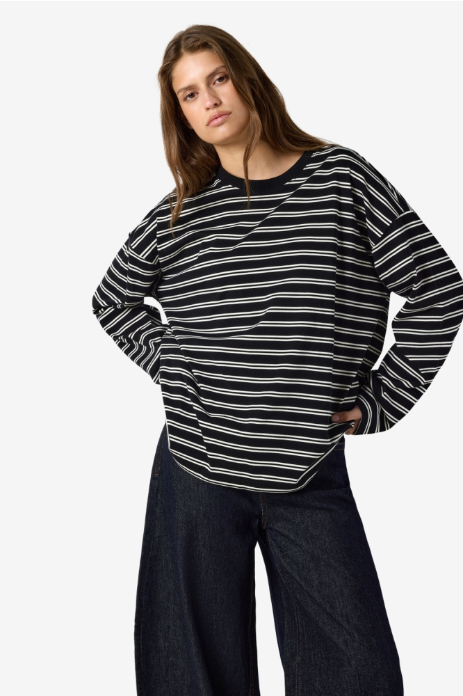 Noisy may zwarte dames sweater | Model vooraanzicht