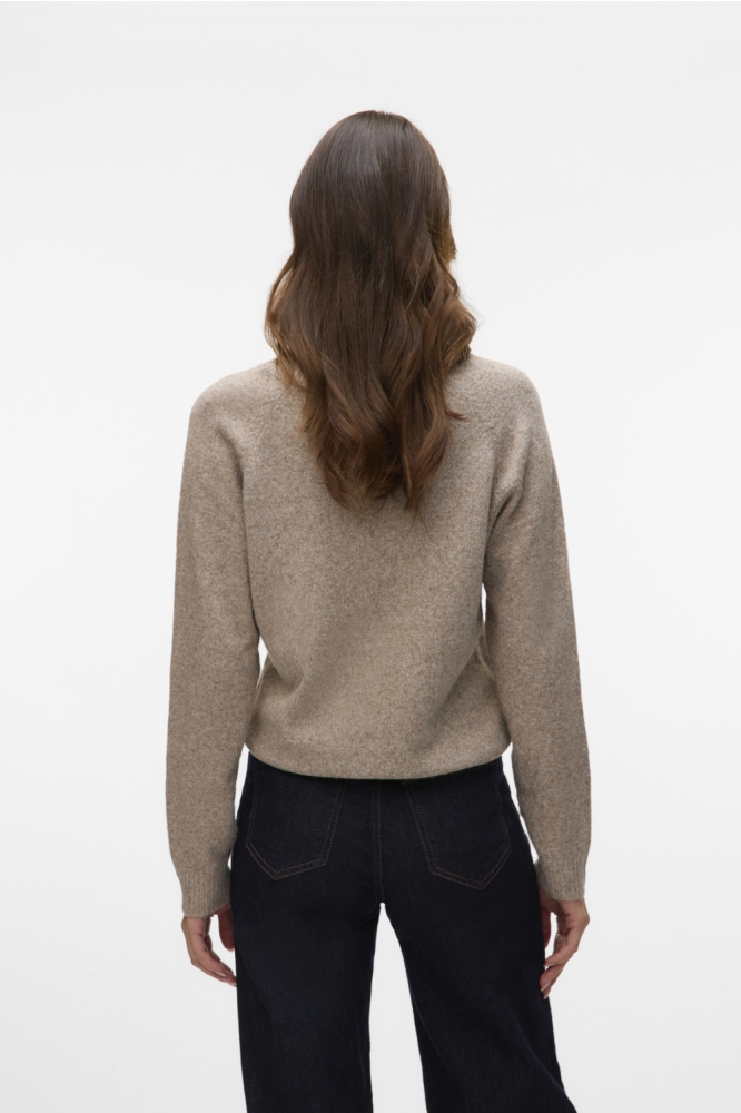 Vero Moda taupe dames trui | Model achteraanzicht