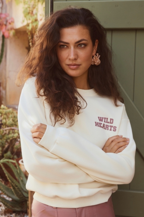 Lofty Manner ecru dames sweater | Sfeerbeeld, In situatie