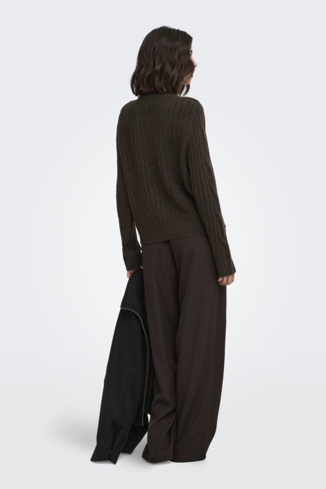 Jacqueline de Yong bruine dames trui | Model achteraanzicht