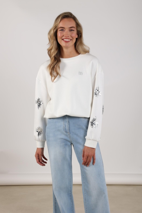 Nukus witte dames sweater | Model vooraanzicht