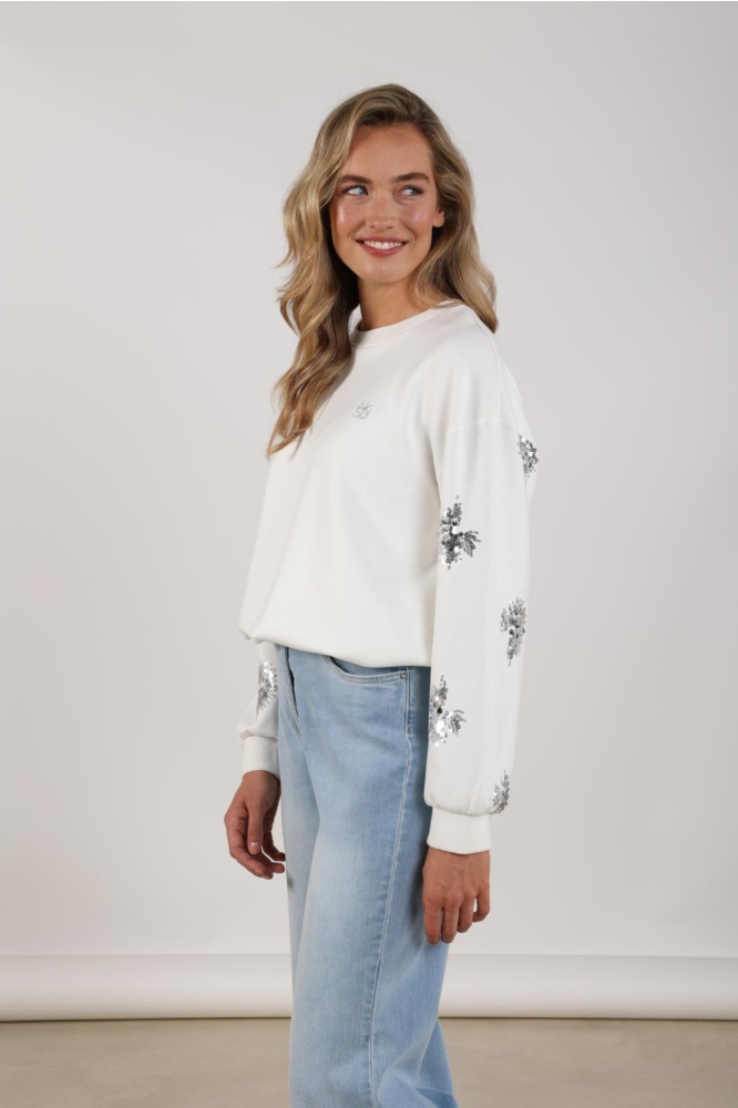 Nukus witte dames sweater | Model zijaanzicht