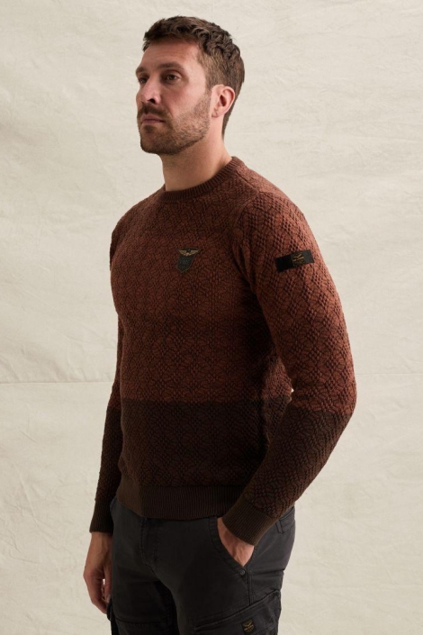 PME legend bruine heren trui | Model zijaanzicht