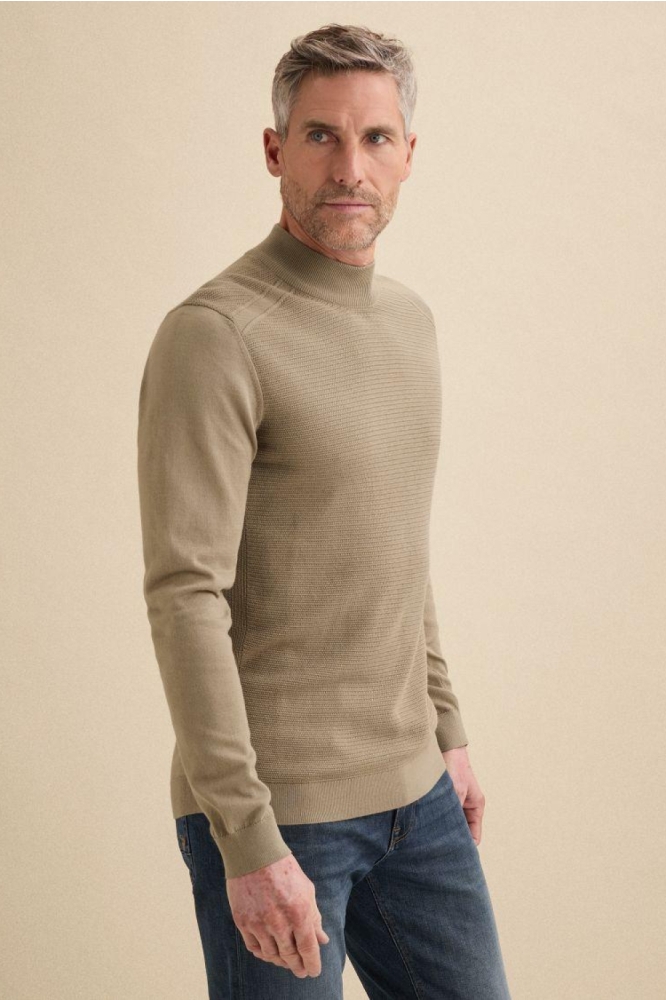 Vanguard beige heren trui | Model zijaanzicht