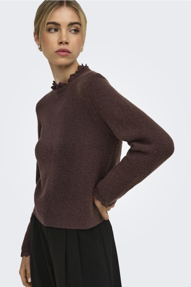 Only bruine dames trui | Model zijaanzicht