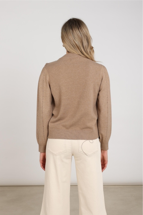 Nukus camel dames trui | Model achteraanzicht